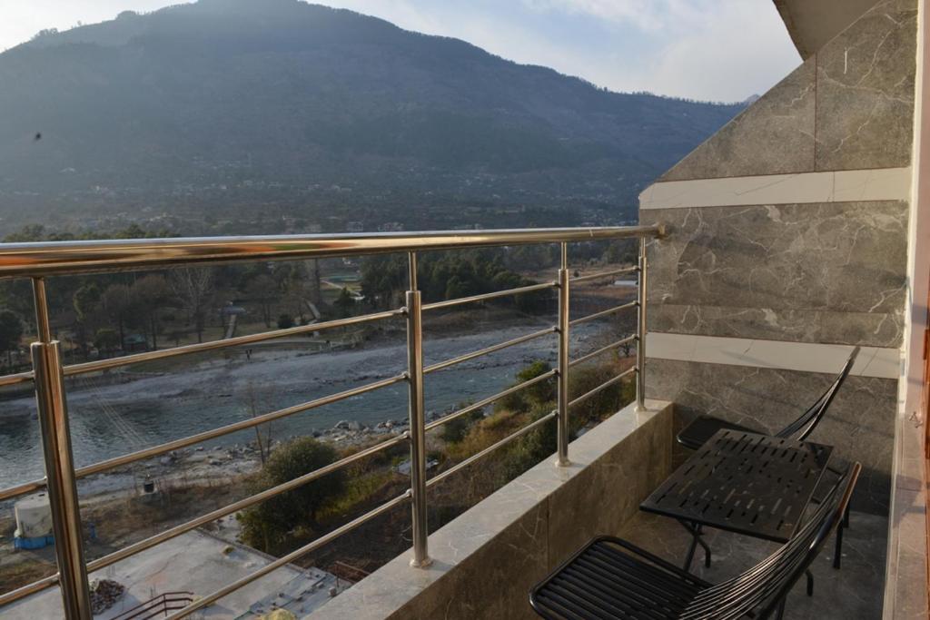Tulip Flowing River View Hotel. Shamshi Екстер'єр фото