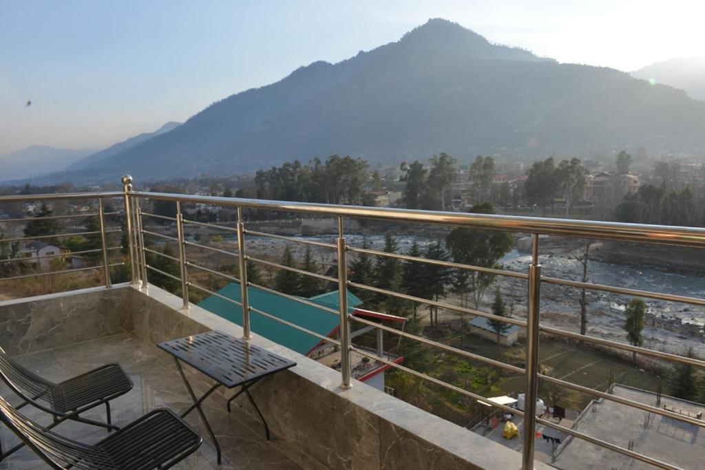 Tulip Flowing River View Hotel. Shamshi Екстер'єр фото